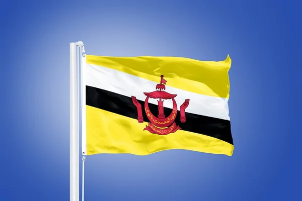 Flagga Brunei flyger mot en blå himmel — Stockfoto