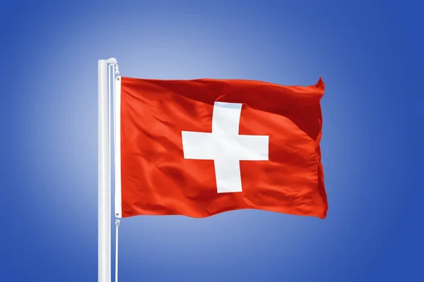 Drapeau de la Suisse flottant contre un ciel bleu — Photo