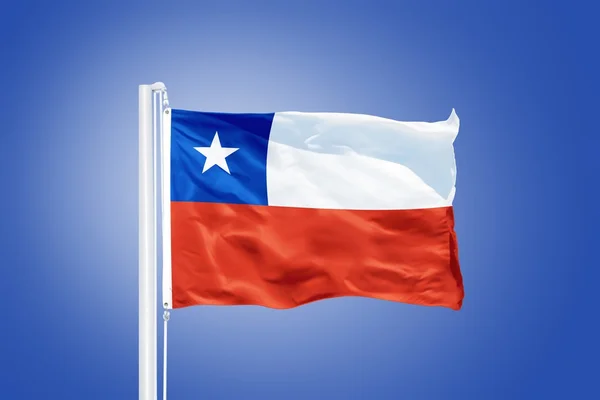 Vlag van Chili vliegen tegen een blauwe hemel — Stockfoto