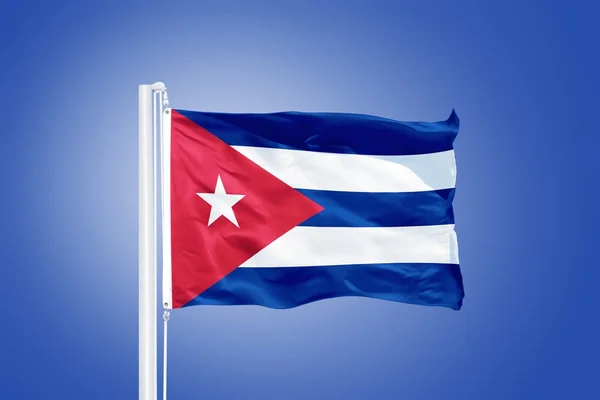 Bandera de Cuba ondeando contra un cielo azul —  Fotos de Stock