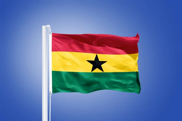 Vlag van Ghana vliegen tegen een blauwe hemel — Stockfoto