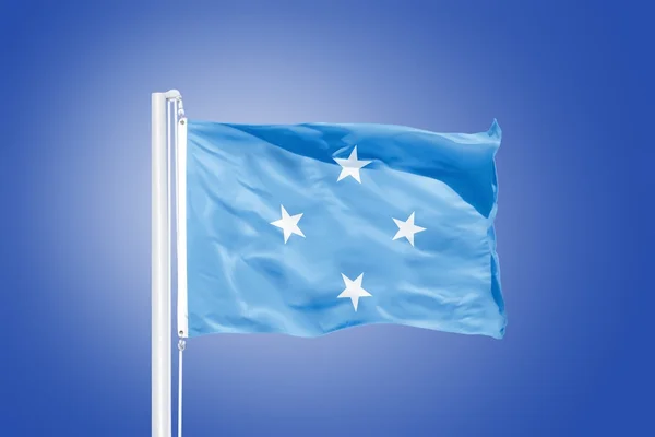 Bandeira Federated States of Micronesia flying against a blue sky — Fotografia de Stock