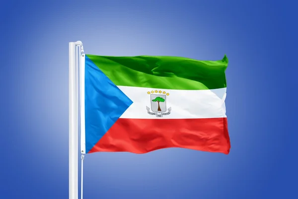 Drapeau de Guinée équatoriale flottant contre un ciel bleu — Photo