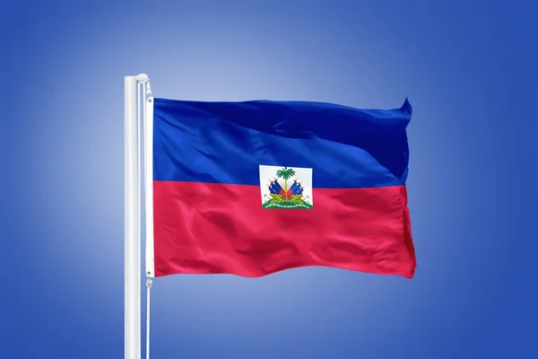 Vlag van Haïti vliegen tegen een blauwe hemel — Stockfoto