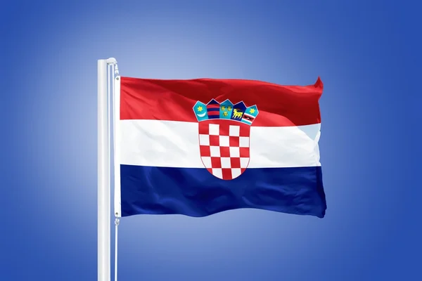 Drapeau de la Croatie flottant contre un ciel bleu — Photo