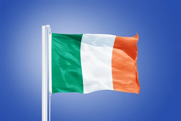 Bandera de Irlanda ondeando contra un cielo azul — Foto de Stock