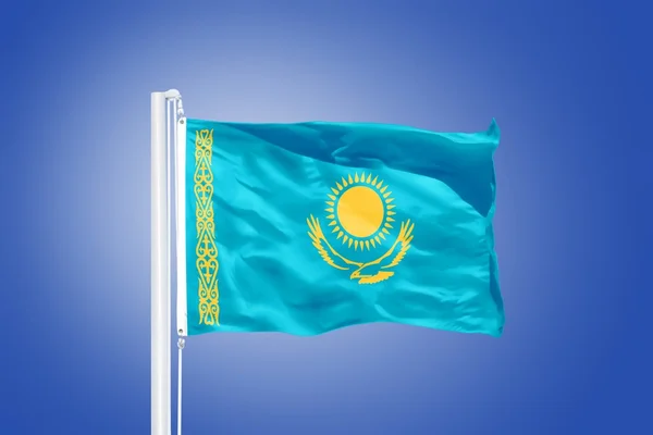 Флаг Казахстана, развевающийся над голубым небом — стоковое фото