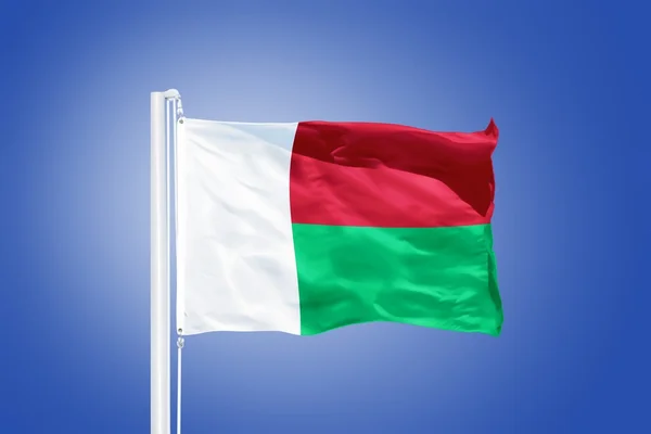 Repülő szemben a kék eget Madagaszkár zászlaja — Stock Fotó