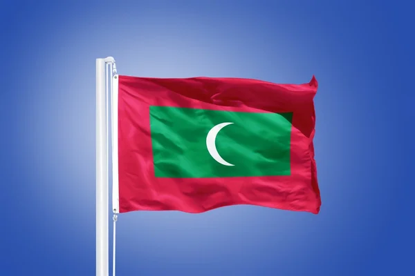 Bandera de Maldivas ondeando contra un cielo azul —  Fotos de Stock