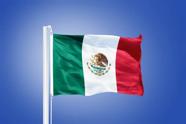 Флаг Мексики, развевающийся над синим небом — стоковое фото