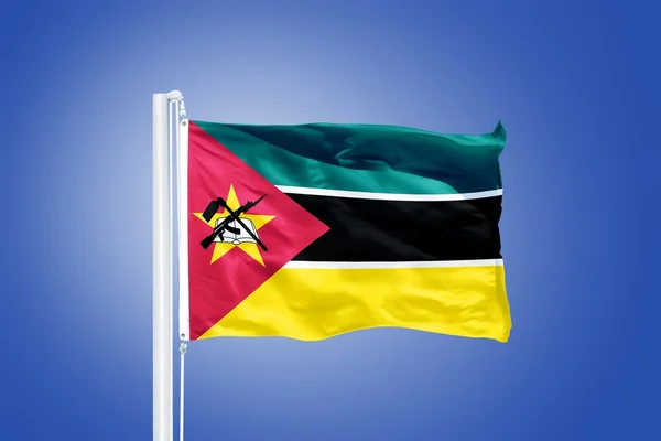 Vlajka Mosambiku létal proti modré obloze — Stock fotografie