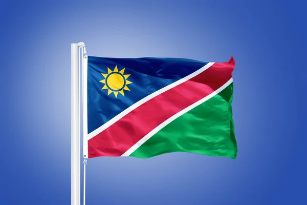 Vlajka Namibie létal proti modré obloze — Stock fotografie
