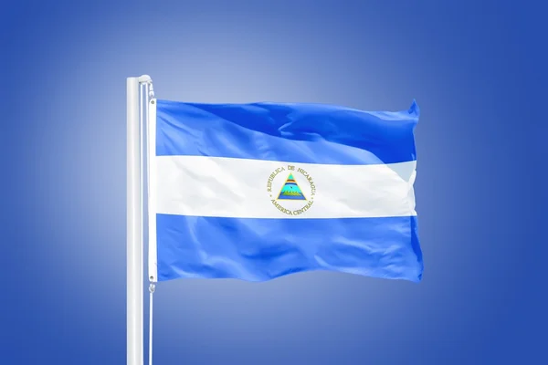 Flagga Nicaragua flyger mot en blå himmel — Stockfoto