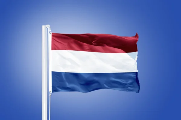 Флаг Нидерландов, развевающийся над синим небом — стоковое фото