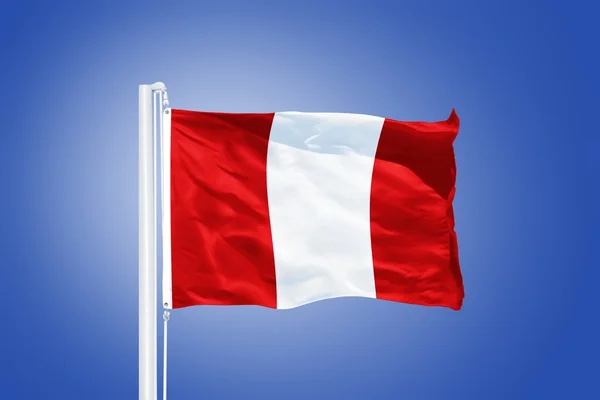푸른 하늘에 대하여 비행 하는 페루의 국기 — 스톡 사진