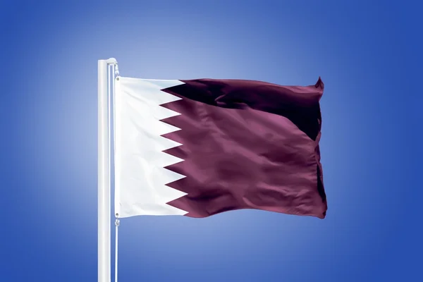 Flag of Qatar flying against a blue sky — Stock Photo, Image