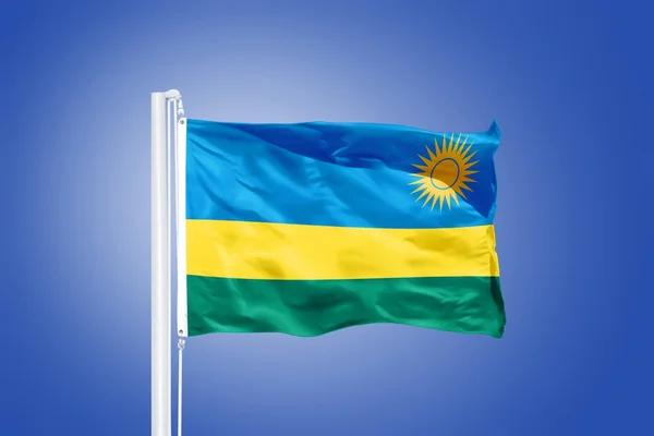 Drapeau du Rwanda flottant contre un ciel bleu — Photo