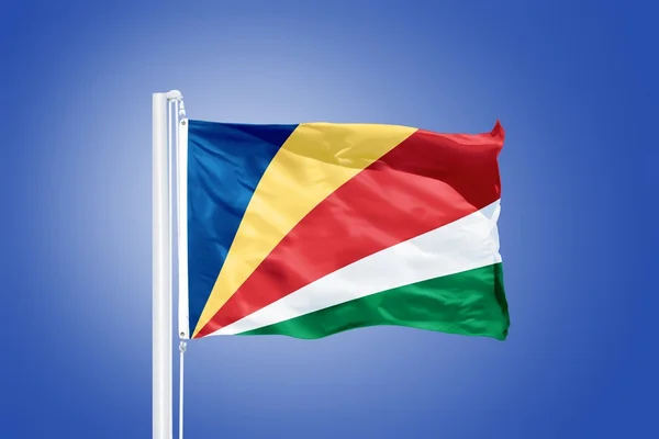 Flagge der Seychellen weht vor blauem Himmel — Stockfoto