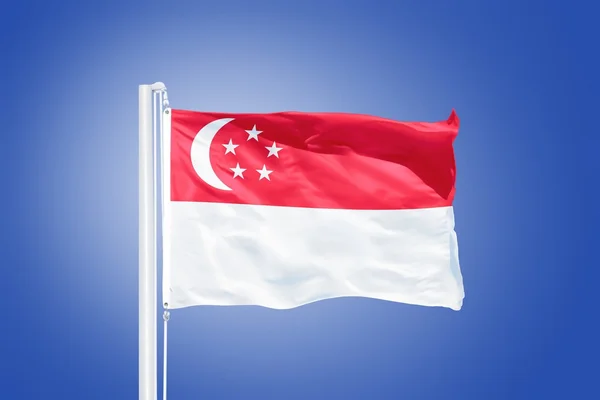 Vlag van Singapore vliegen tegen een blauwe hemel — Stockfoto