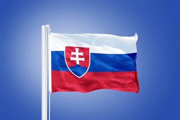 Flagga Slovakien flyger mot en blå himmel — Stockfoto