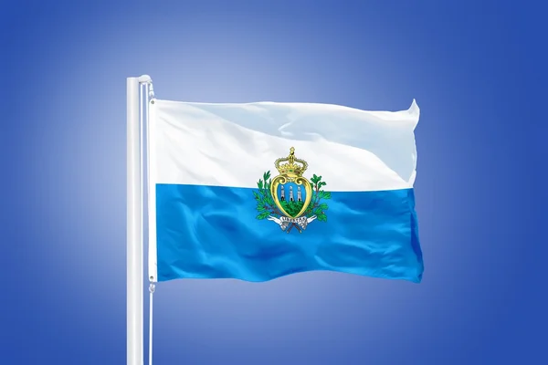 Vlag van San Marino vliegen tegen een blauwe hemel — Stockfoto