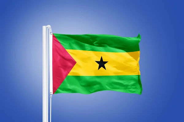 Bandeira de São Tomé e Príncipe que arvora — Fotografia de Stock