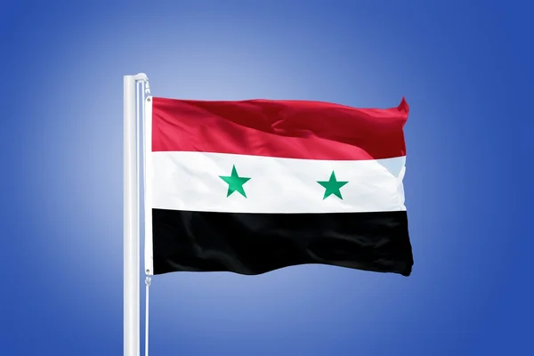 Flag of Syria flying against a blue sky — Stock Photo, Image