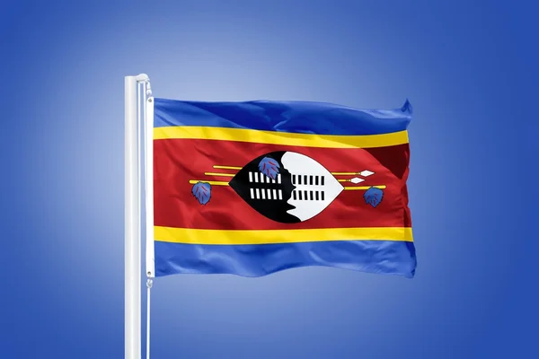 Flagga Swaziland flyger mot en blå himmel — Stockfoto