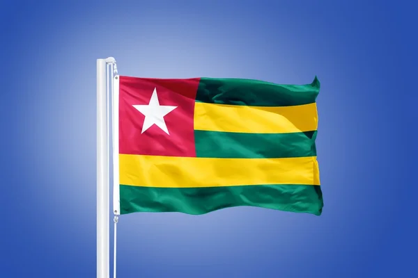 Flagge von Togo weht vor blauem Himmel — Stockfoto