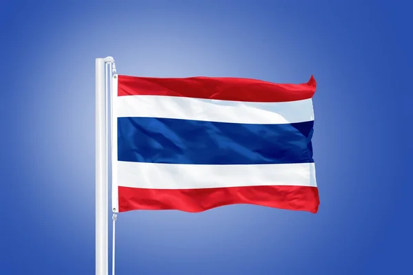 Vlag van Thailand vliegen tegen een blauwe hemel — Stockfoto