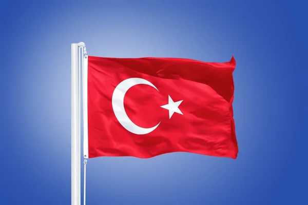 Drapeau de la Turquie flottant contre un ciel bleu — Photo