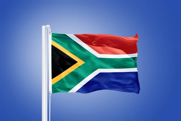 Flagge Südafrikas weht vor blauem Himmel — Stockfoto
