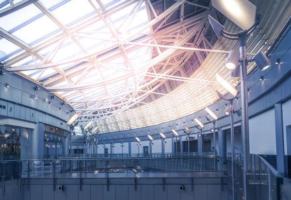 Mur de verre dans le bâtiment de bureaux — Photo