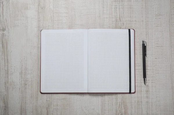 钢笔和铅笔办公木桌上的空白记事本 — 图库照片