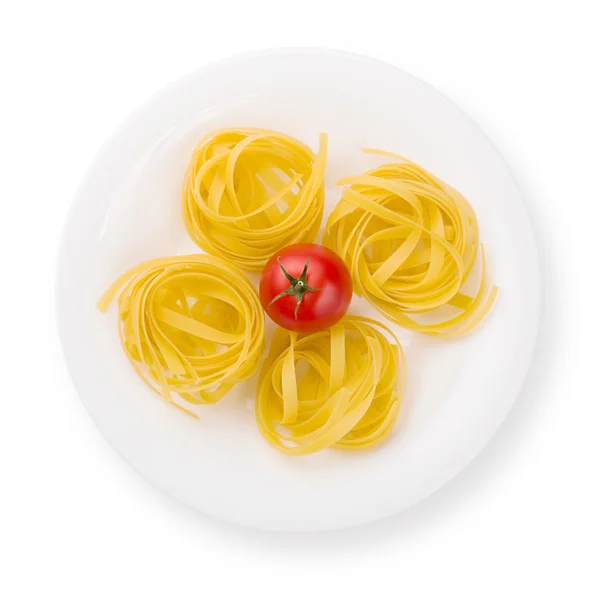 Tallrik pasta med tomat från ovan isolerade — Stockfoto