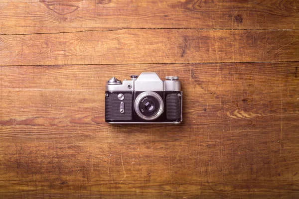 Cámara retro sobre fondo de mesa de madera —  Fotos de Stock