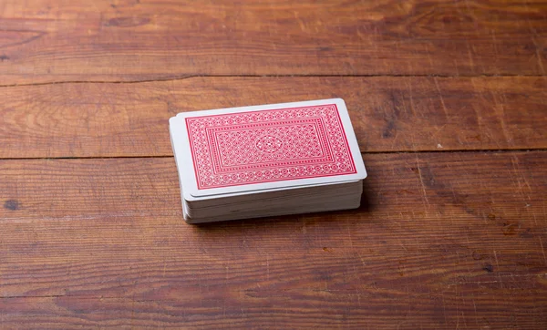 Колода карт на деревянном столе — стоковое фото