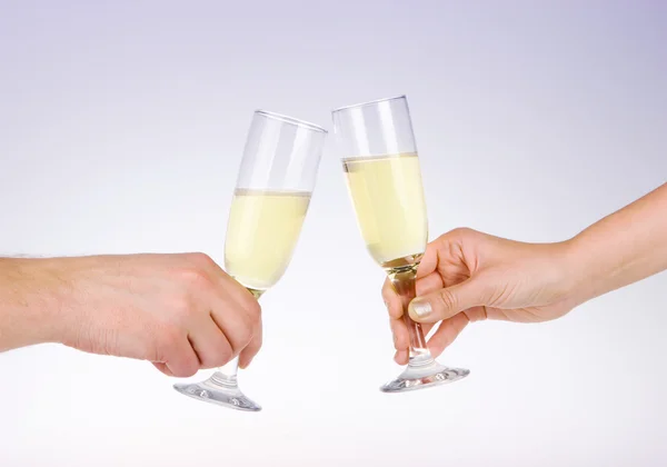 Дві людини тости з келихами для вина — стокове фото
