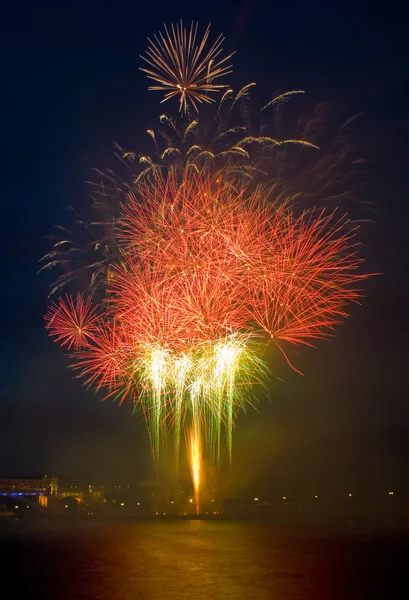 Feux d'artifice colorés au bord de la rivière — Photo