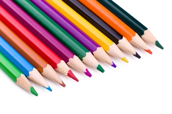 Muchos lápices de diferentes colores sobre fondo blanco — Foto de Stock
