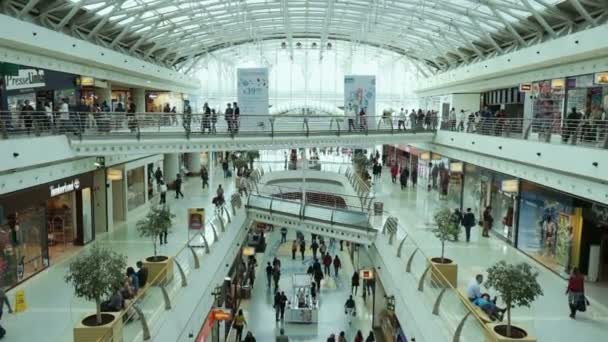 Pessoas no centro comercial Vasco da Gama em Lisboa — Vídeo de Stock