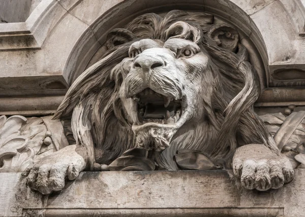 Рельєф голови лева на фасаді — стокове фото