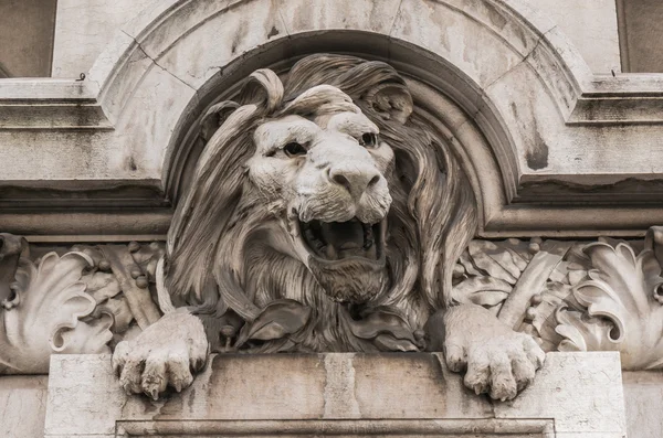 Lion head relief on the facade — Stock Photo, Image