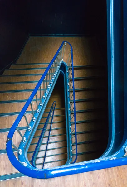 Blick eine Treppe hinunter in klassisches portugiesisches Gebäude — Stockfoto