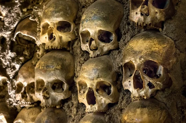 Wall full of skulls and bones in the bone chapel in Evora, Portugal — Stock Photo, Image