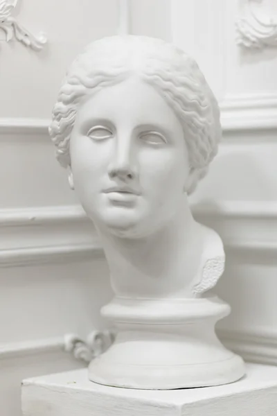 Белая мраморная голова молодой женщины — стоковое фото