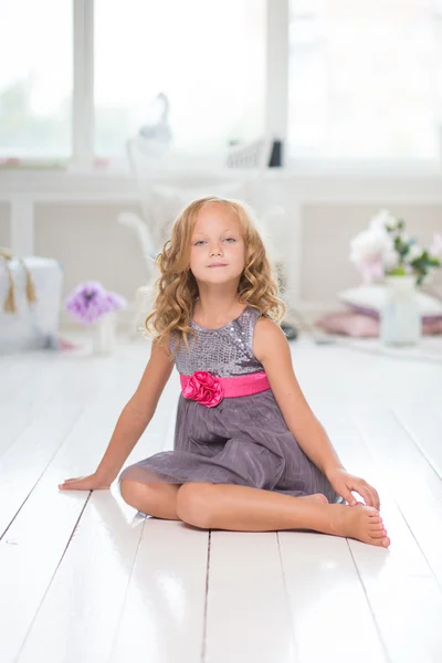 Adorabile bambina nella sua stanza — Foto Stock