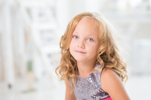 Adorabile bambina nella sua stanza — Foto Stock