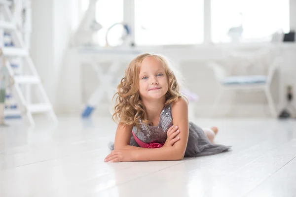 Adorabile bambina nella sua stanza — Foto Stock