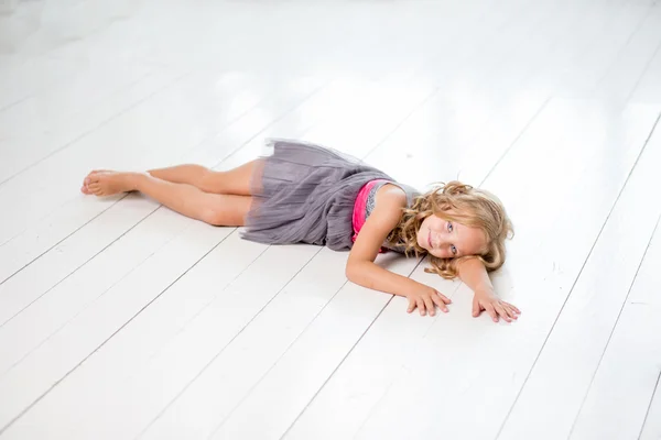 Entzückendes kleines Mädchen in ihrem Zimmer — Stockfoto